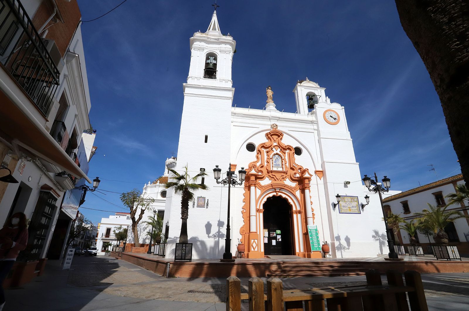 El porche de la parroquia almonteña servirá de altar en el pontifical de Pentecostés.