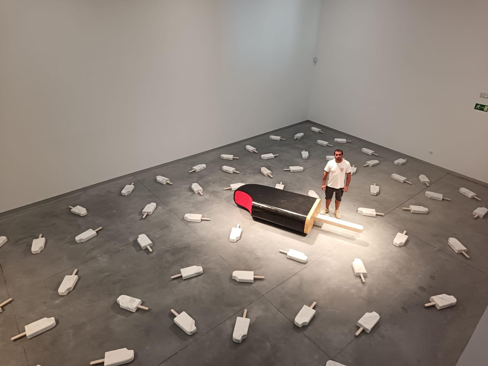 El artista Juan Miguel Quiñones, natural de Vejer, posa con una de sus obras más icónicas realizadas en mármol, un helado Drácula, de tres toneladas.