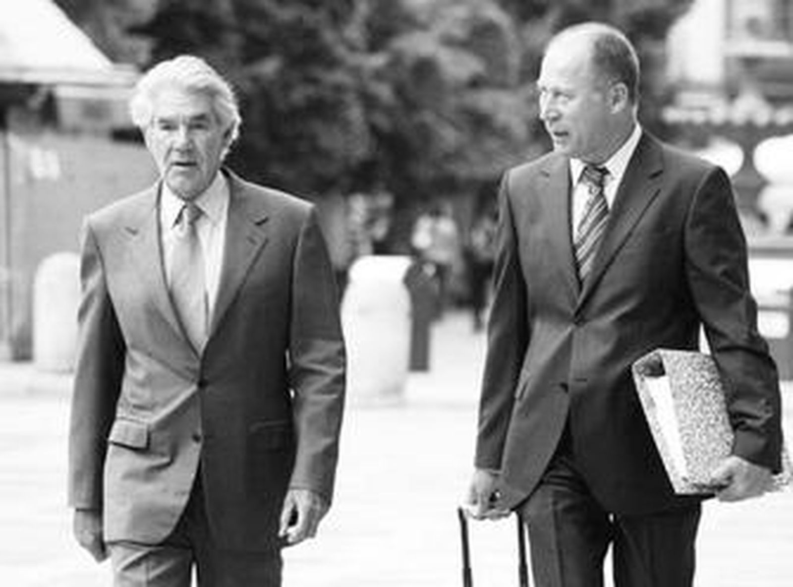 El constructor José Ávila Rojas, junto a su abogado, en una comparencia judicial.