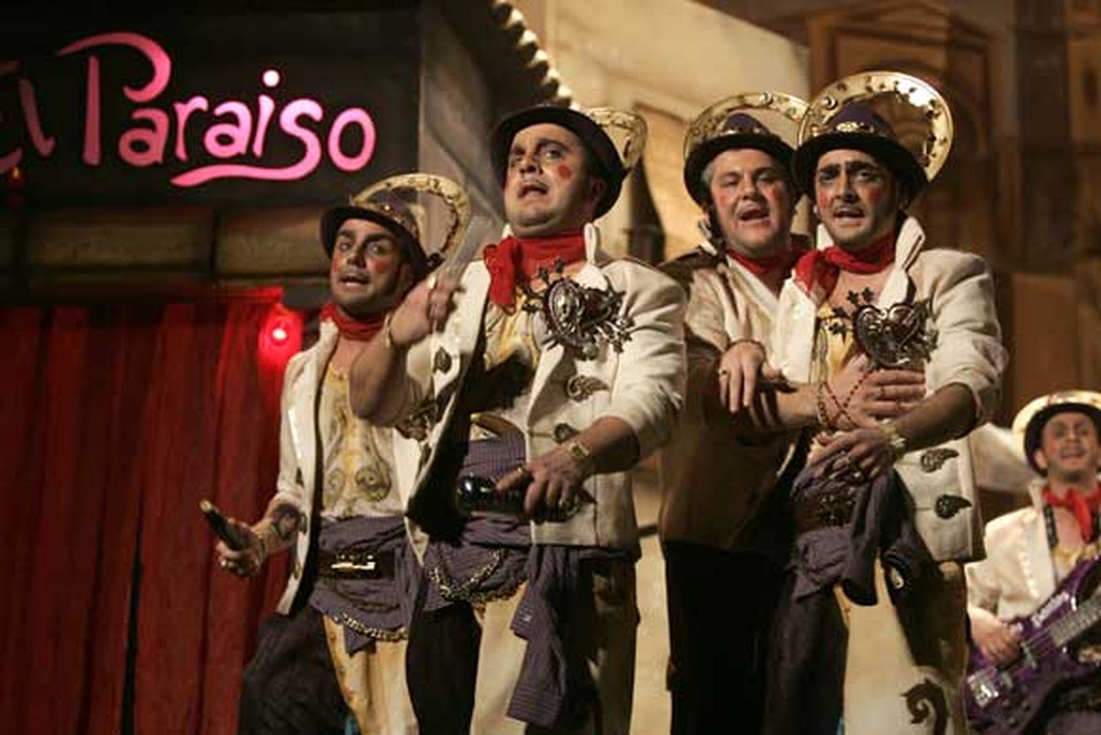 Imágenes de la comparsa de Jesús Bienvenido, 'Los santos', ganador del primer premio en el COAG 2010

Foto: Jesus Marin/Lourdes de Vicente