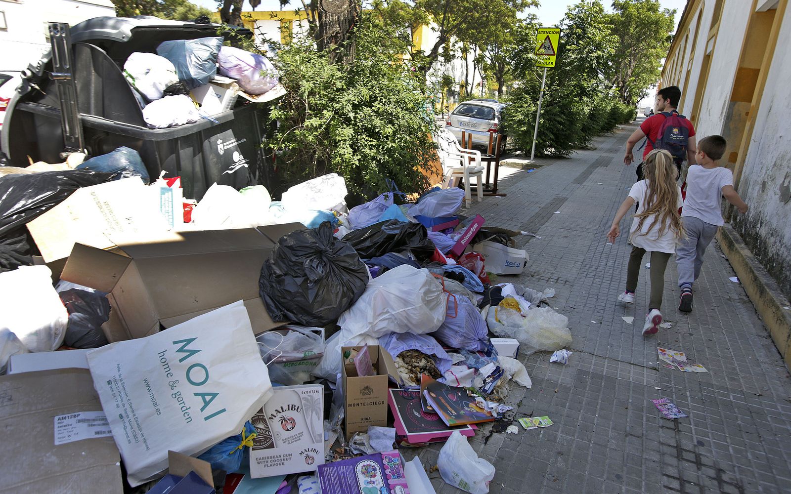 Acumulación de basura en las calles de El Puerto.