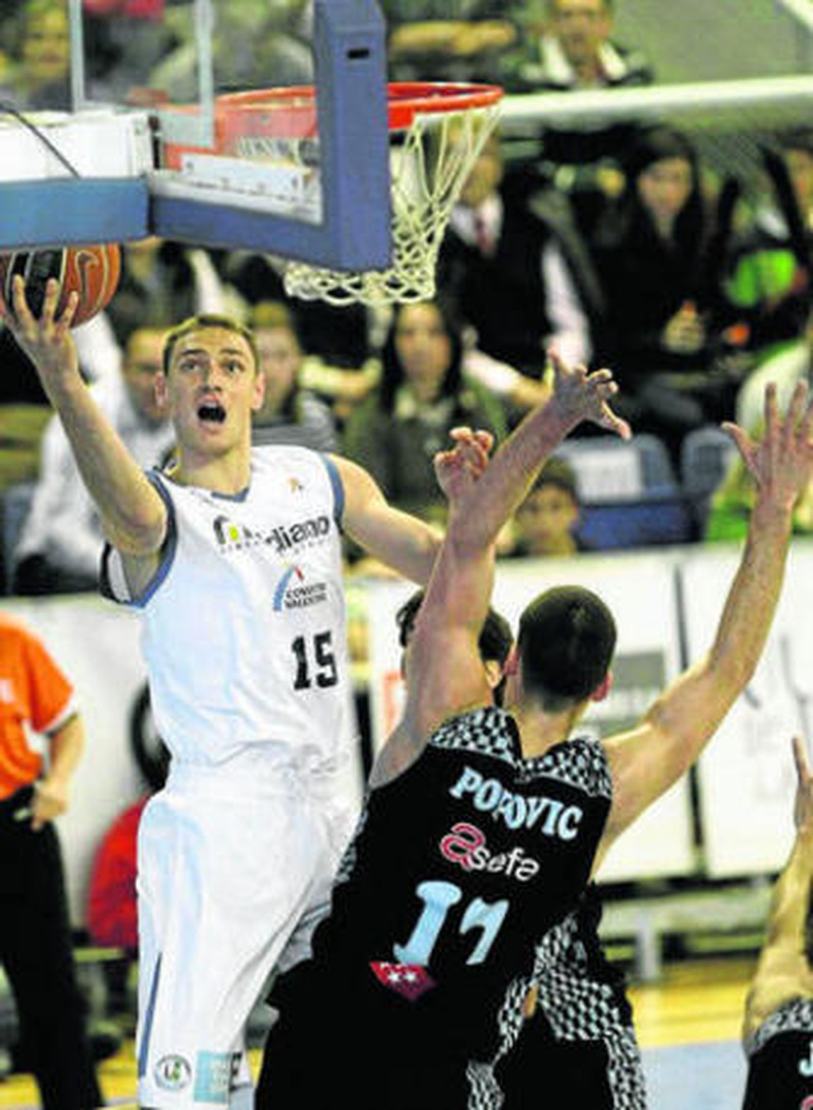 Katelynas entra a canasta.