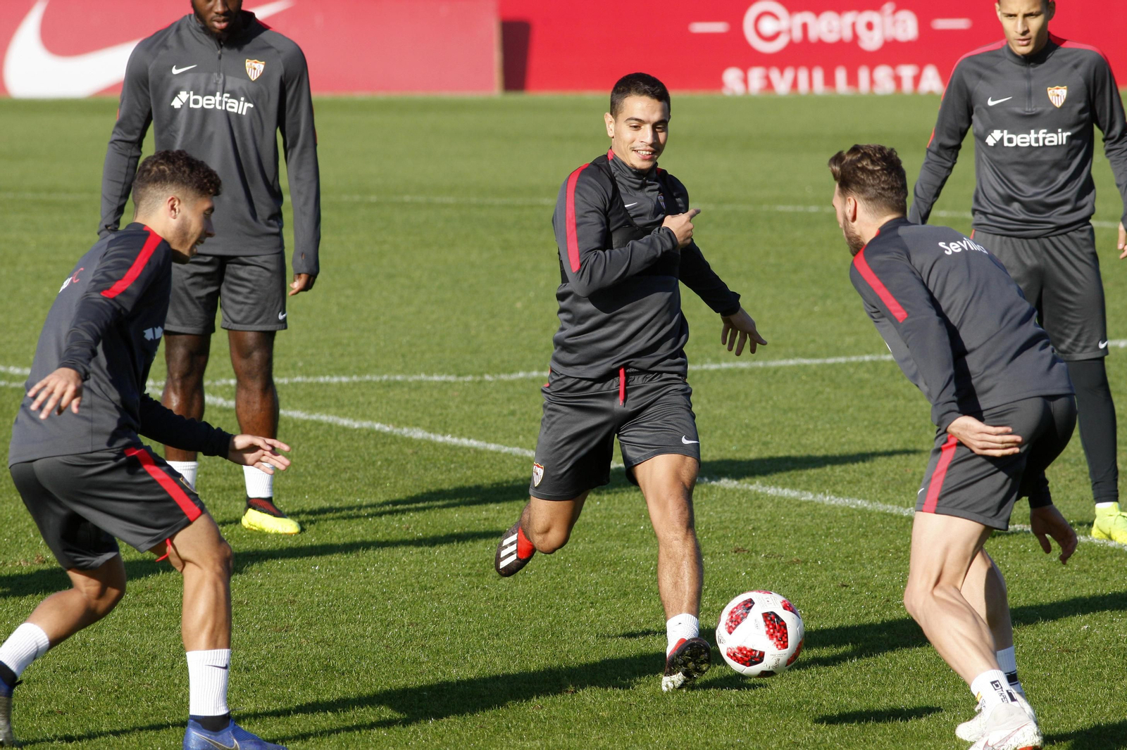 Ben Yedder, muy sonriente en un rondo ante Sergi Gómez.