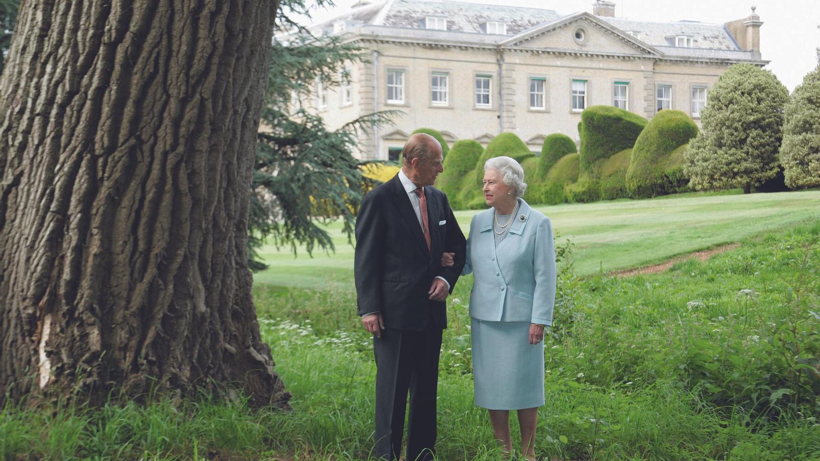 Isabel II y su marido, el duque de Edimburgo, el año pasado en Windsor en la foto oficial por el 99 cumpleaños de él.
