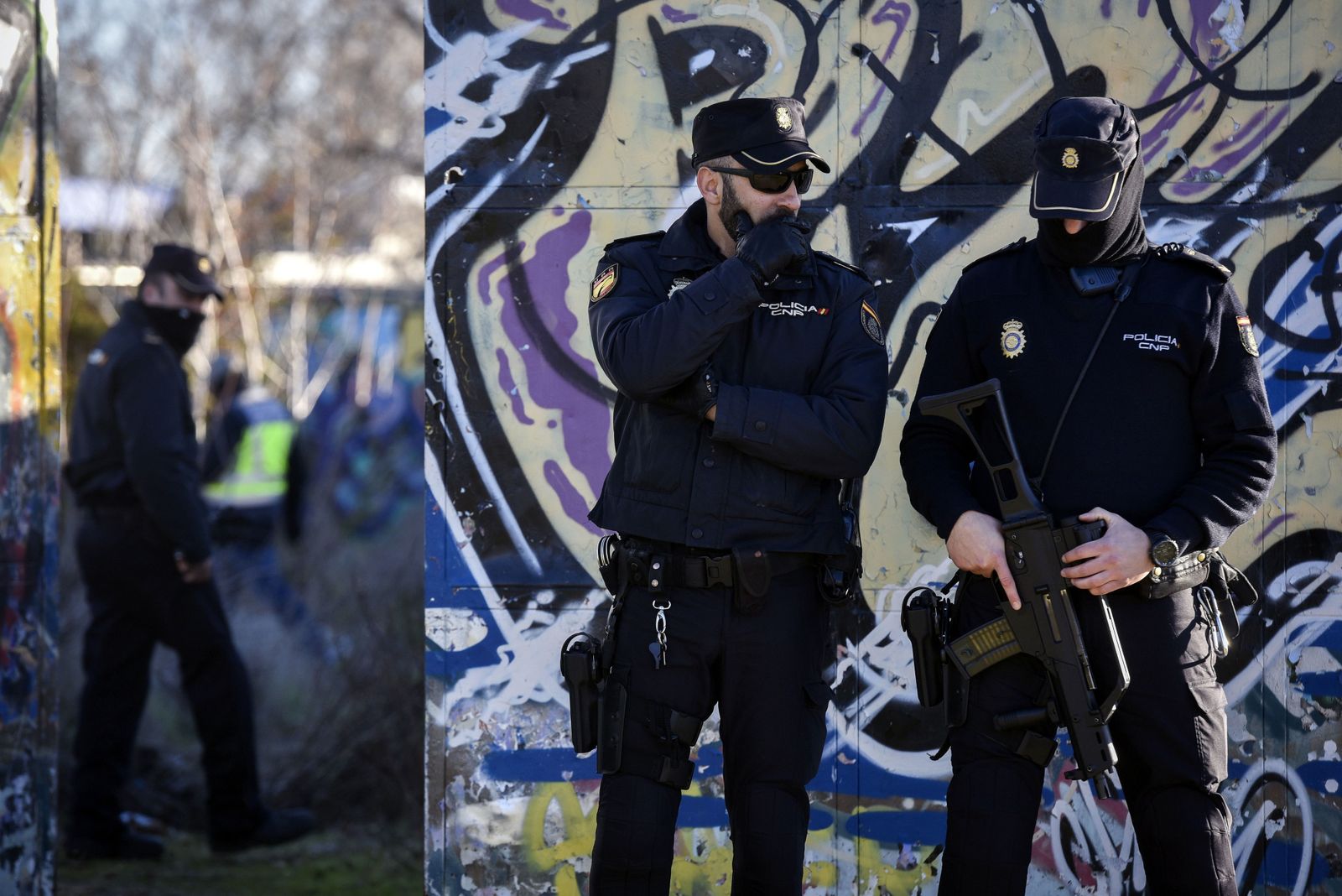 Agentes de Policía, en las inmediaciones donde se detuvieron a los presuntos yihadistas de Madrid.