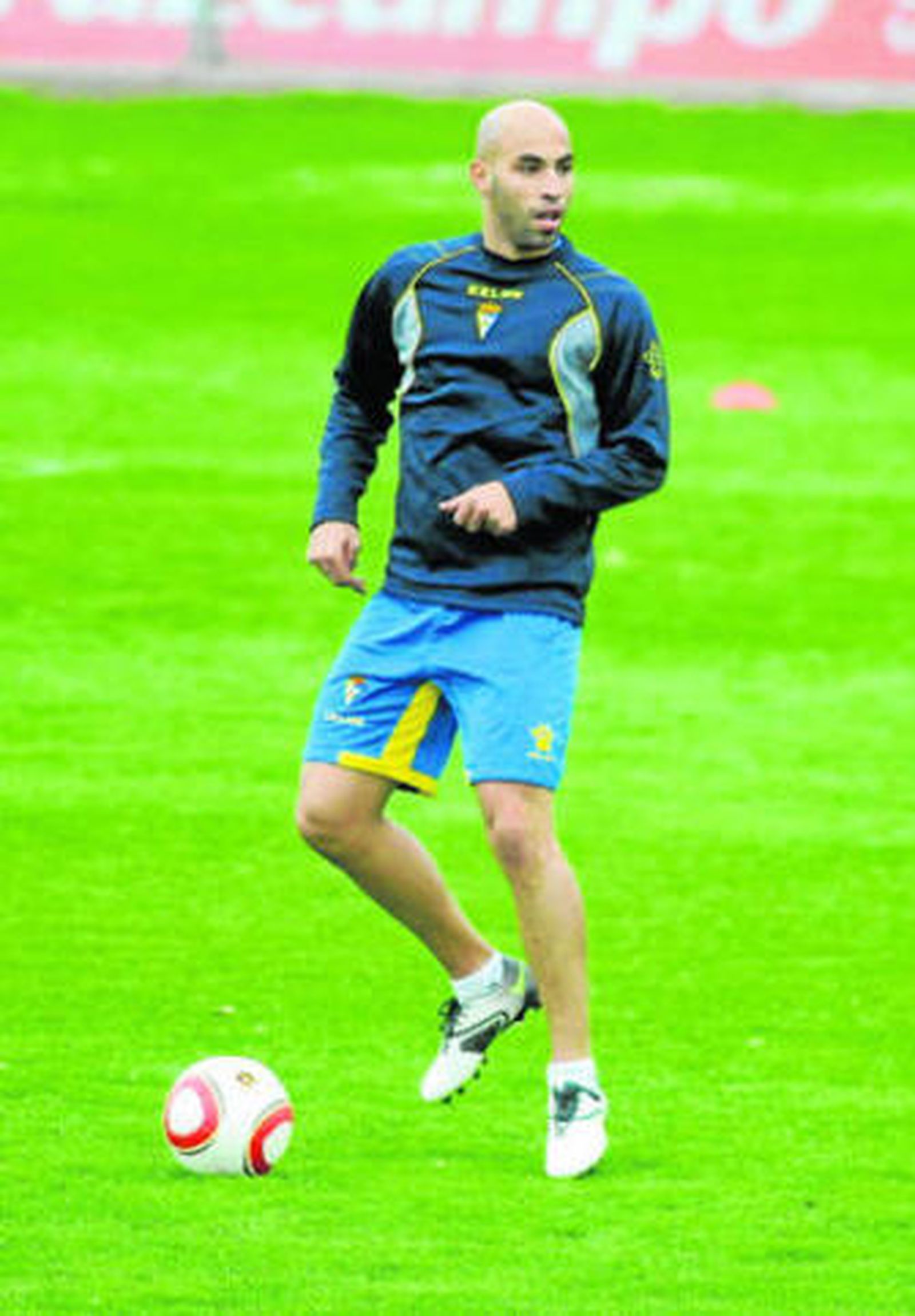 Álvaro Jurado jugará hoy en el centro de la defensa.