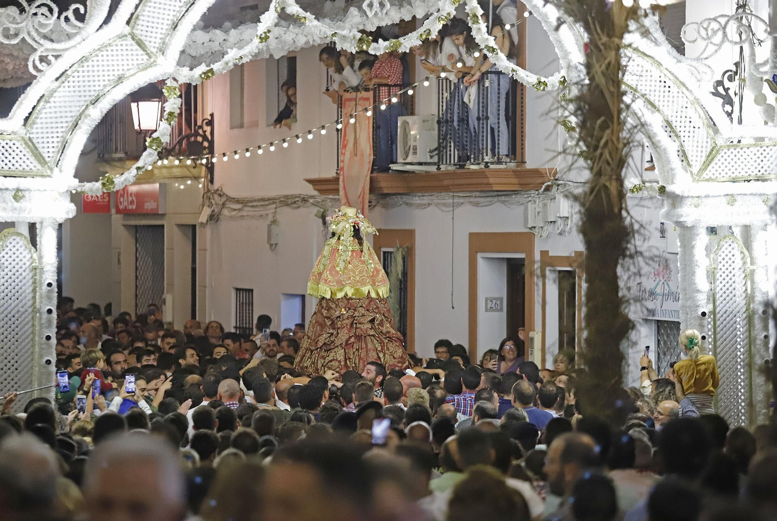La Virgen del Rocío recorre las calles de Almonte hacia el Chaparral para el inicio del Camino de los Llanos