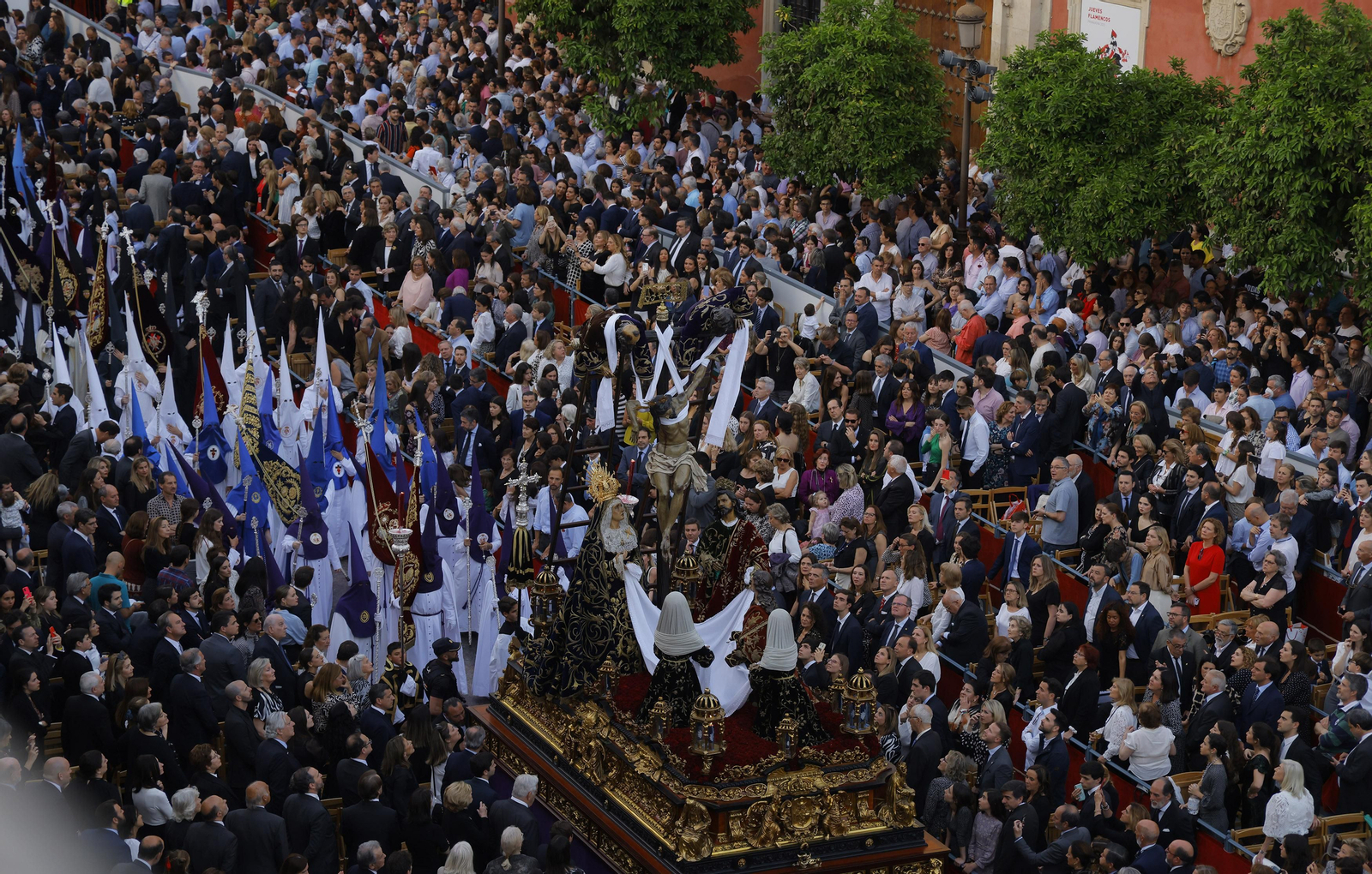 Las imágenes del Santo Entierro Grande, a su paso por la Plaza de San Francisco, en la Semana Santa de Sevilla 2023