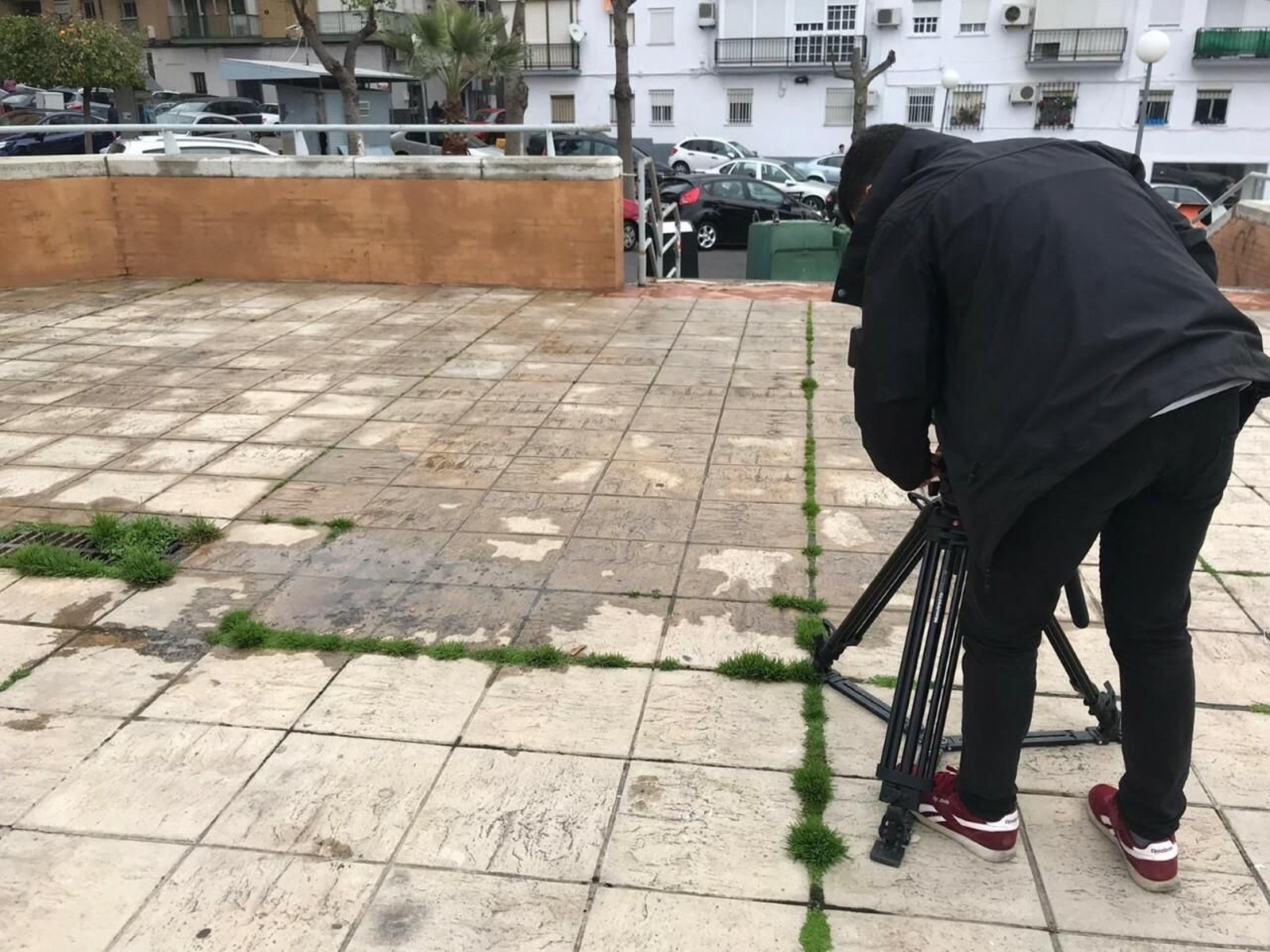 Un cámara de televisión graba el sitio exacto donde fue encontrado el cadáver.