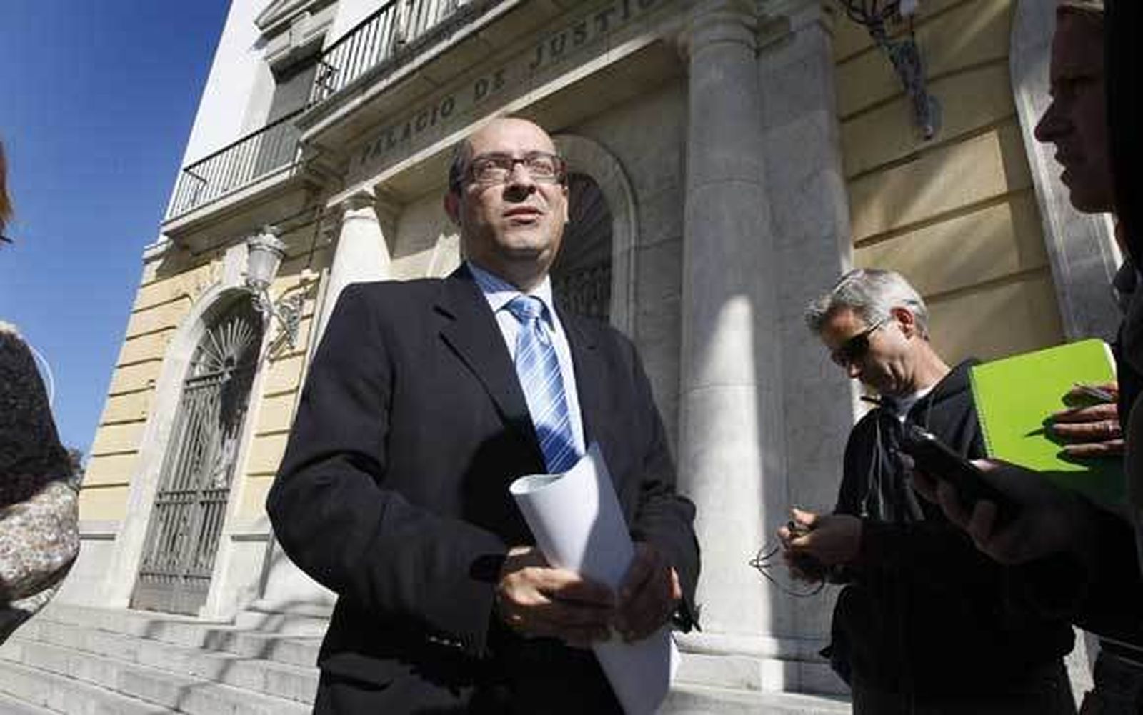 Juan Bouza, en una imagen de archivo frente a la Audiencia Provincial de Cádiz. /Fito Carreto