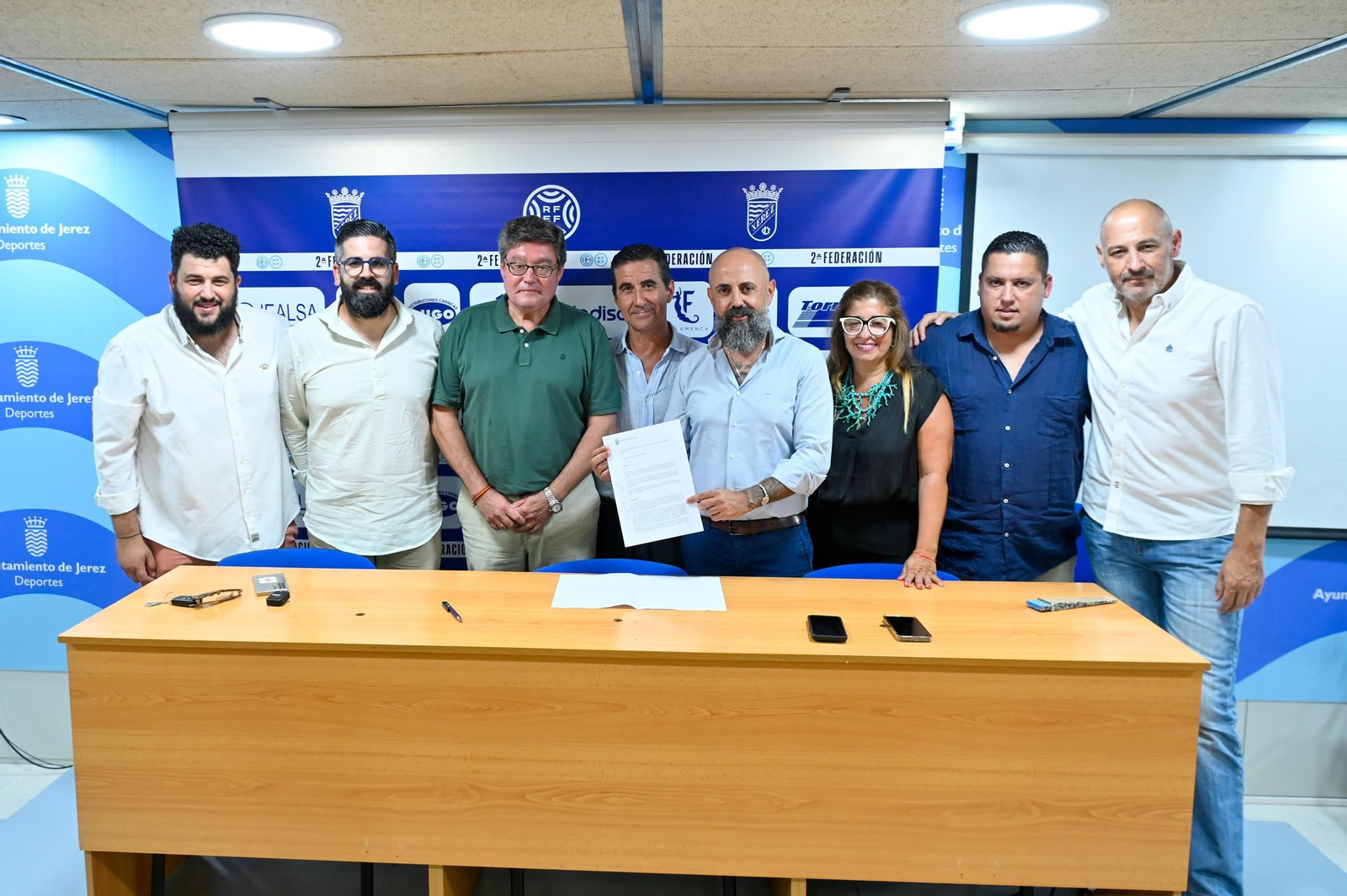 José Ángel Aparicio, delegado de Deportes, junto a los consejeros del Xerez CD y a José Cepero, uno de los abogados del club.