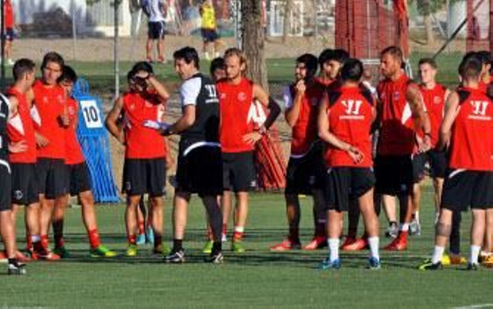 Suplentes y canteranos en la convocatoria del Sevilla para el Trofeo