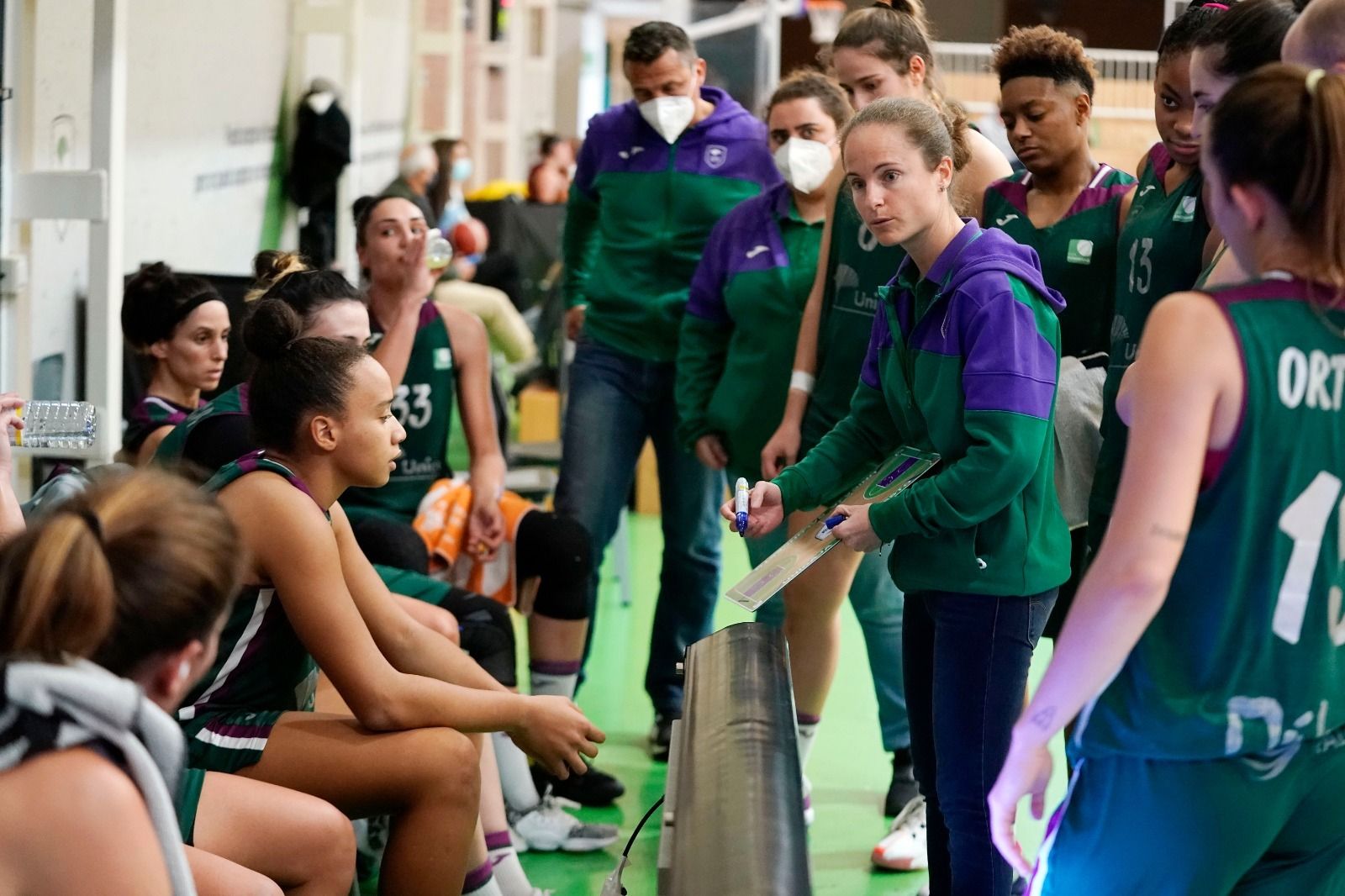 Lorena Aranda da órdenes en un tiempo muerto del Unicaja Femenino.