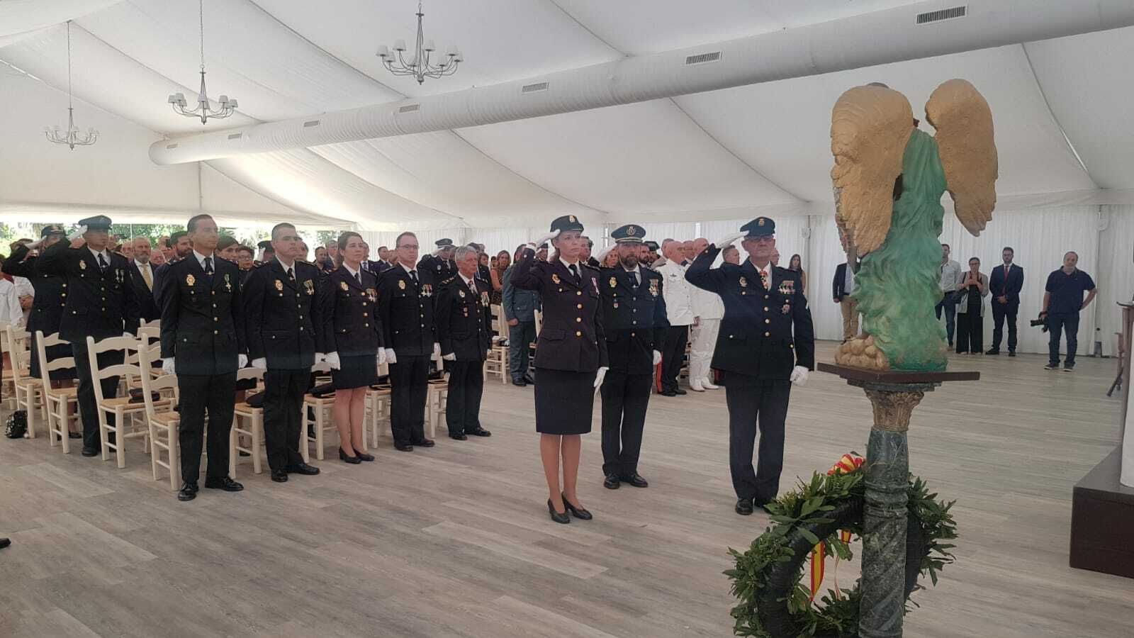 En el acto también se ha realizado una ofrenda floral en memoria de los agentes fallecidos en acto de servicio.
