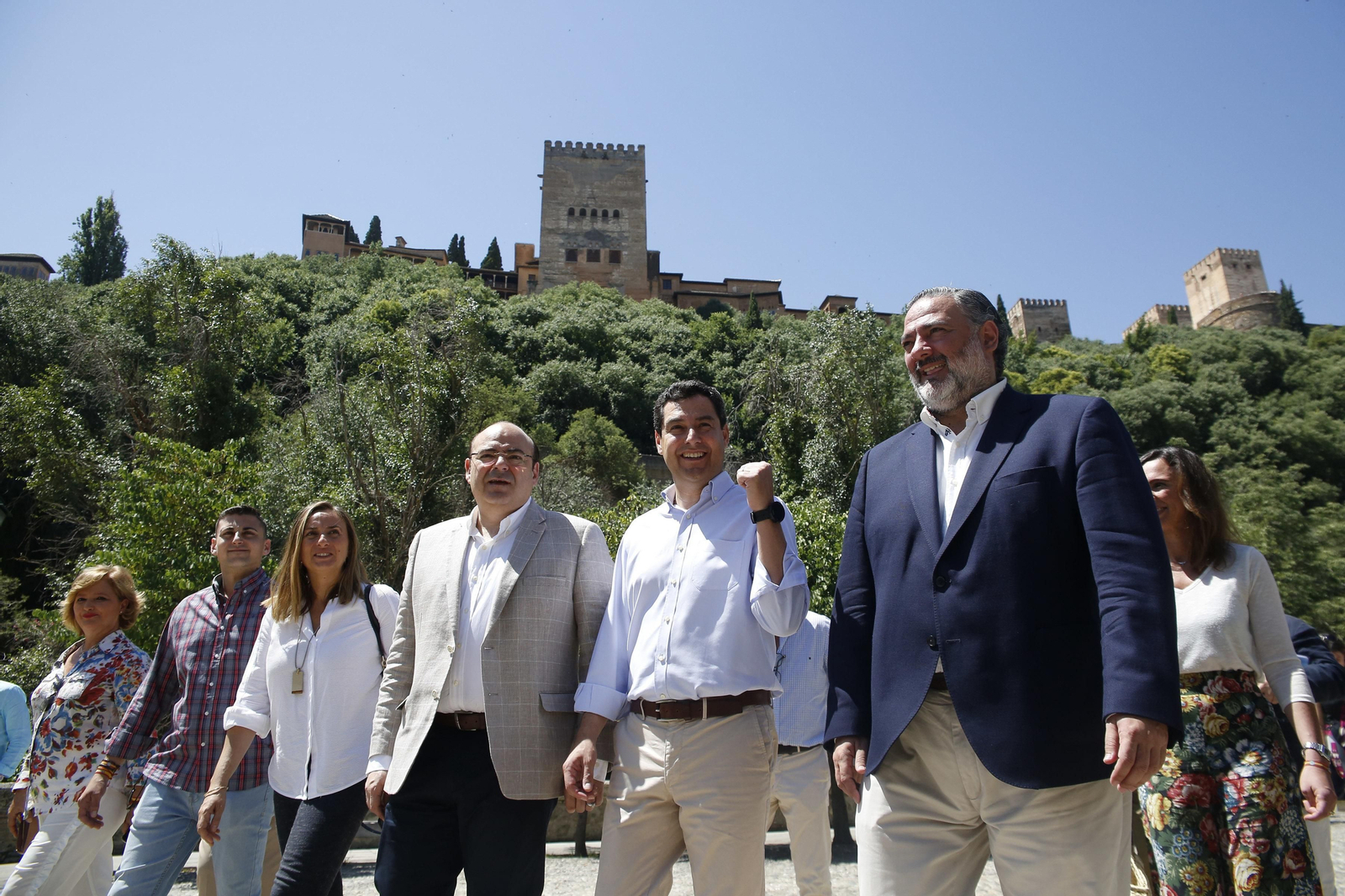 Juanma Moreno, con la Alhambra al fondo