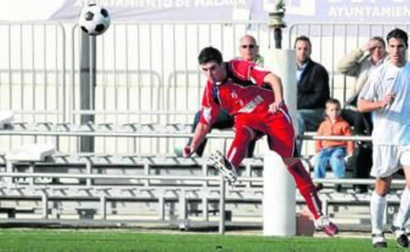 Edu, jugador del Juval, golpea el balón durante el choque ante Los Molinos.