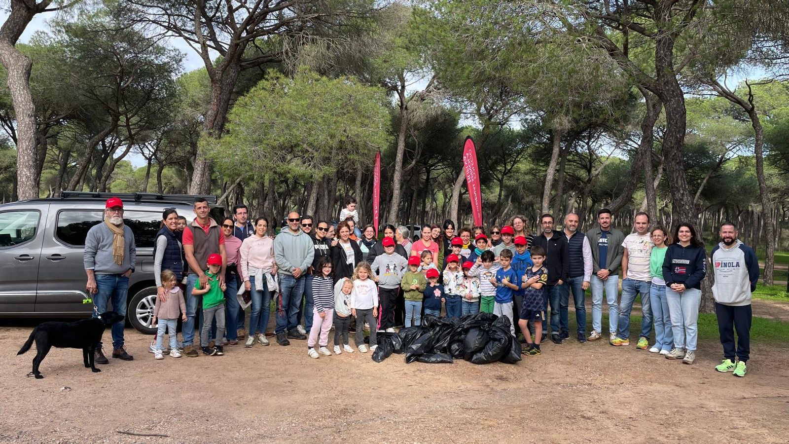 El alcalde de Aljaraque, Adrián Cano, acompaña a la comunidad educativa en la jornada de concienciación sobre el medio ambiente.