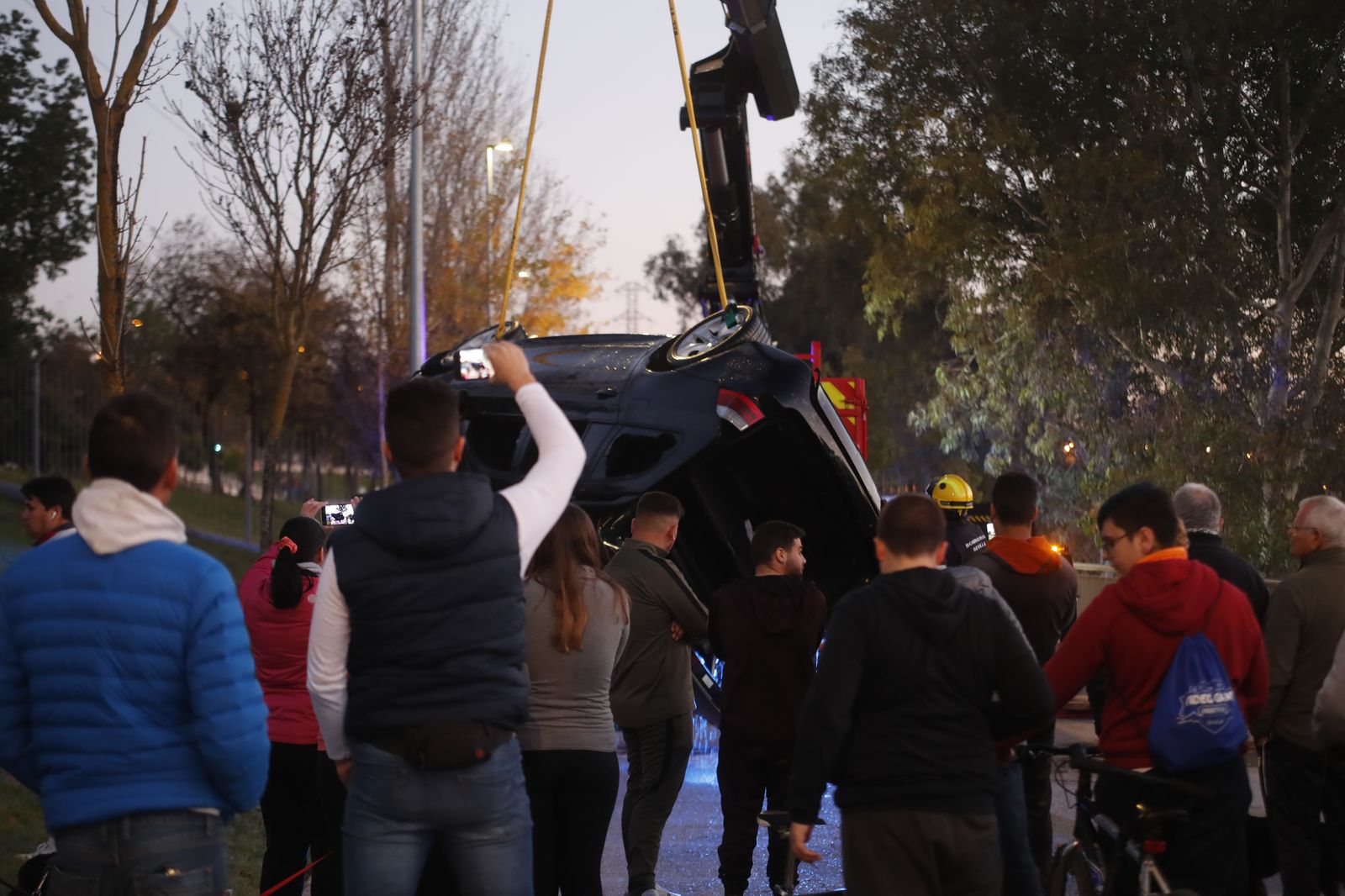 Las imágenes de la recuperación del coche del río