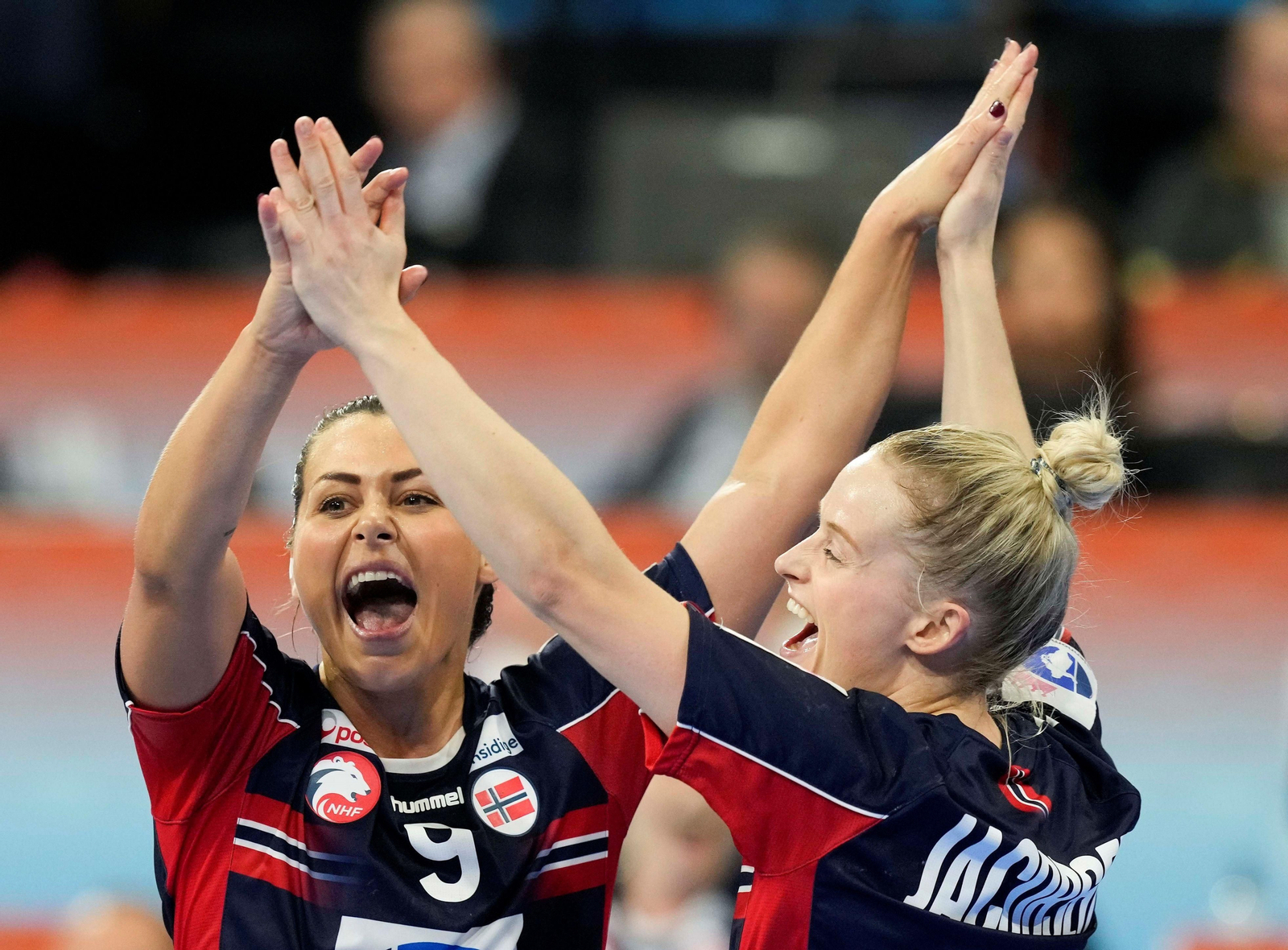 Las jugadoras noruegas  Nora Mork (i) y Marit Jacobsen (d), celebran un gol.