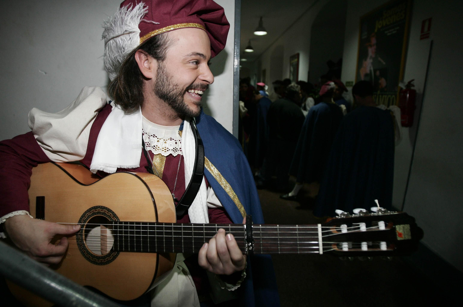 El primer cura gaditano en salir en una agrupación, Pedro Enrique García, sonriente tras su actuación en el Gran Teatro Falla