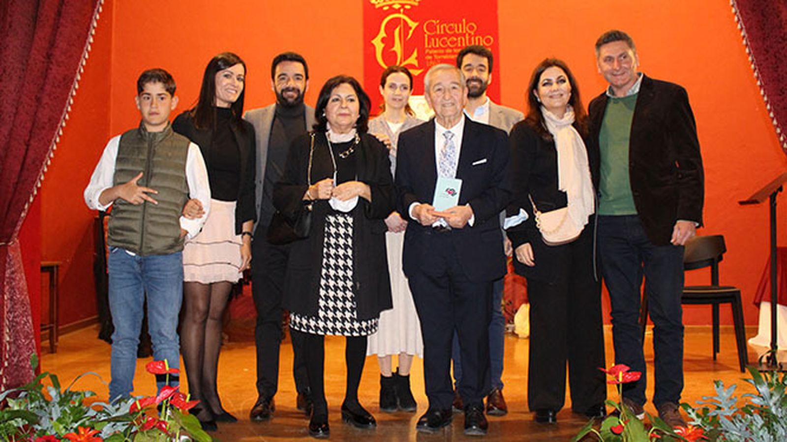 Juan Parejo, rodeado de su familia en el Círculo Lucentino.