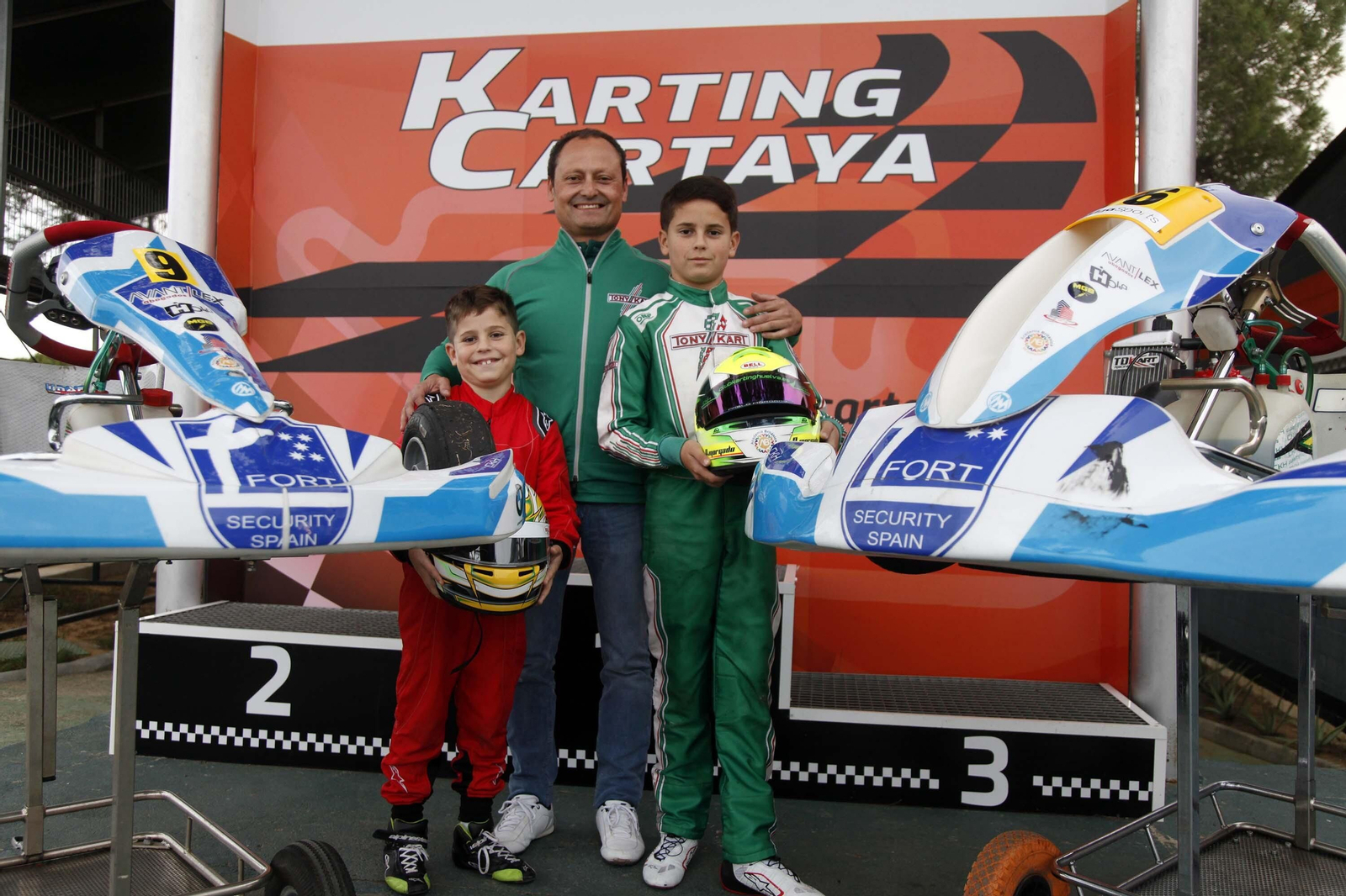 Los jóvenes pilotos onubenses Pablo y Marcos Morgado, posan junto a sus coches