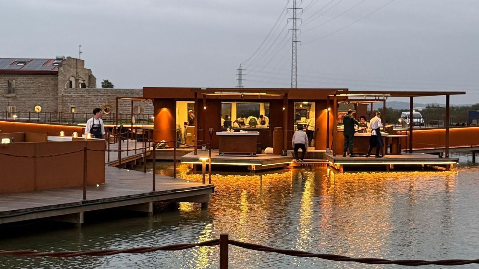 Los pantalanes que se han habilitado sobre la marisma, en el exterior de Aponiente.