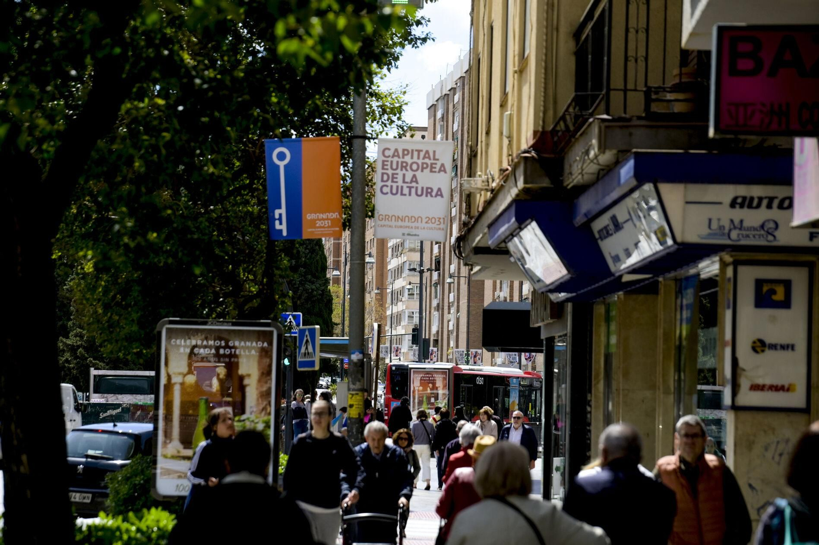 Banderolas ya instaladas en la zona del Genil y Palacio de Congresos.