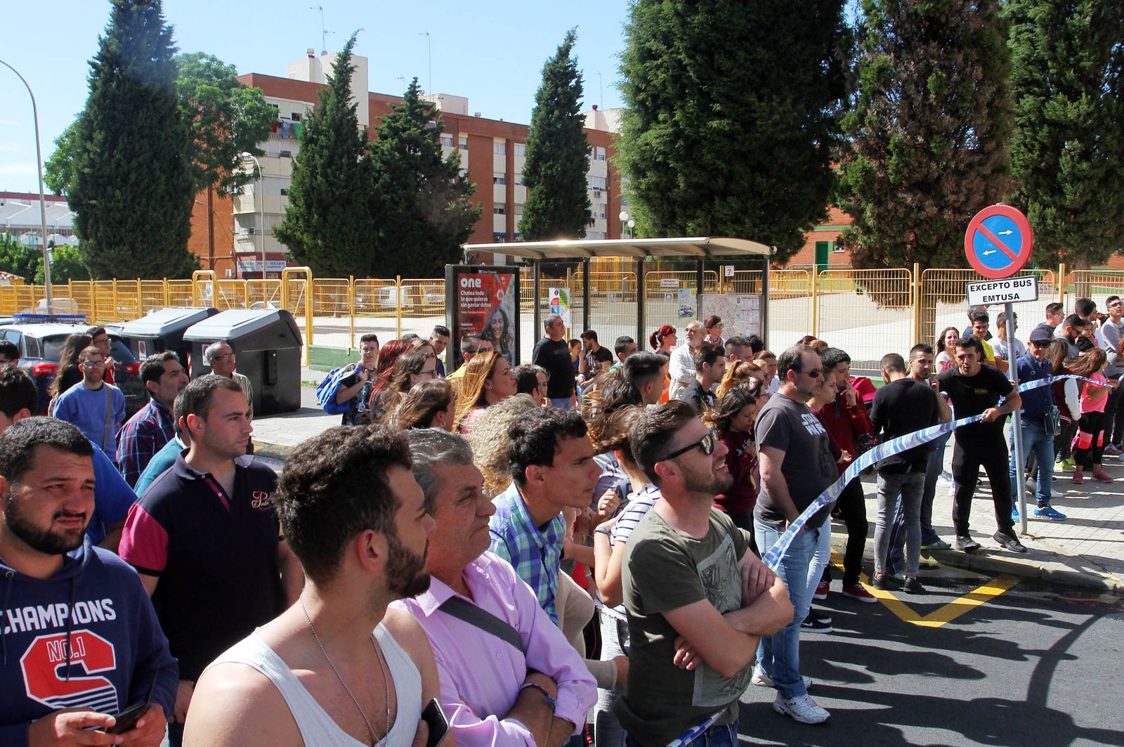 Imágenes del incendio de un bazar en la avenida de Santa Marta.