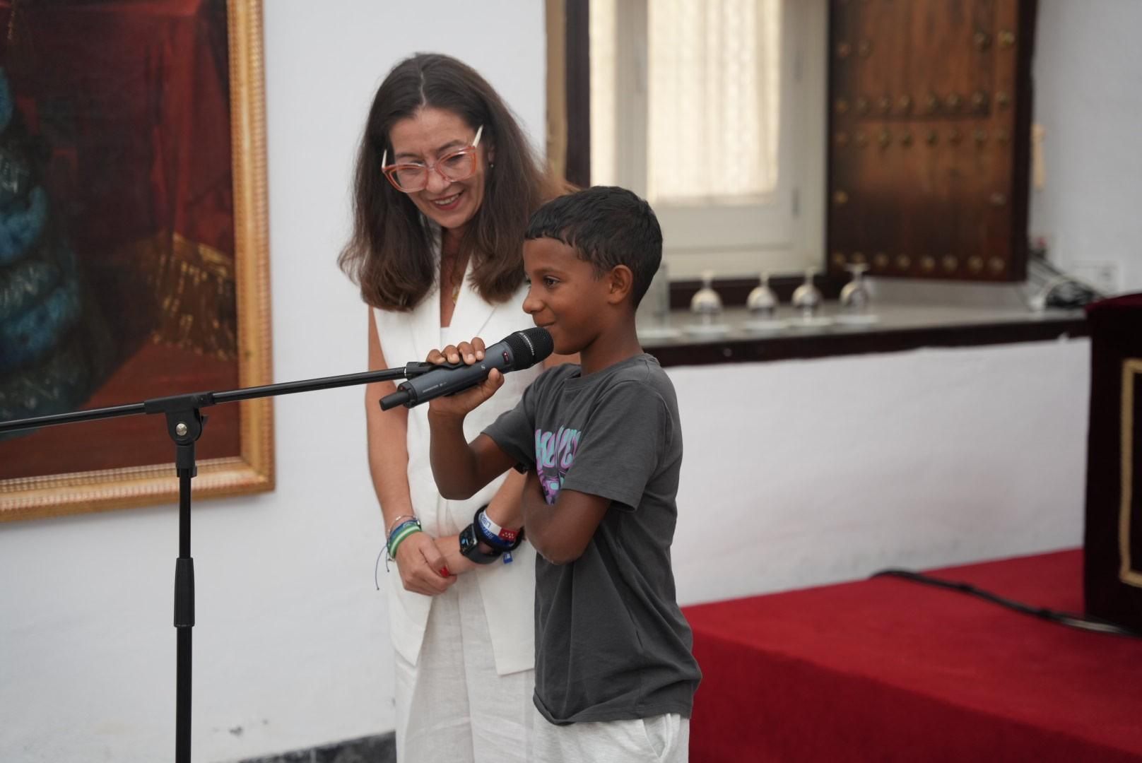 Visita de los menores saharahuis del programa Vacaciones en Paz a la Diputación de Cádiz