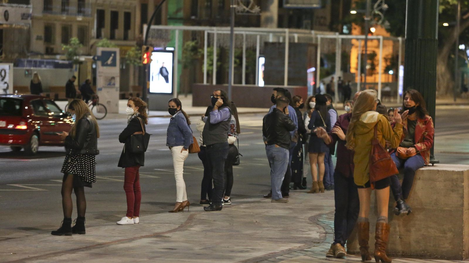 Colas en la parada de taxi de la Plaza de la Marina minutos antes de la hora límite.