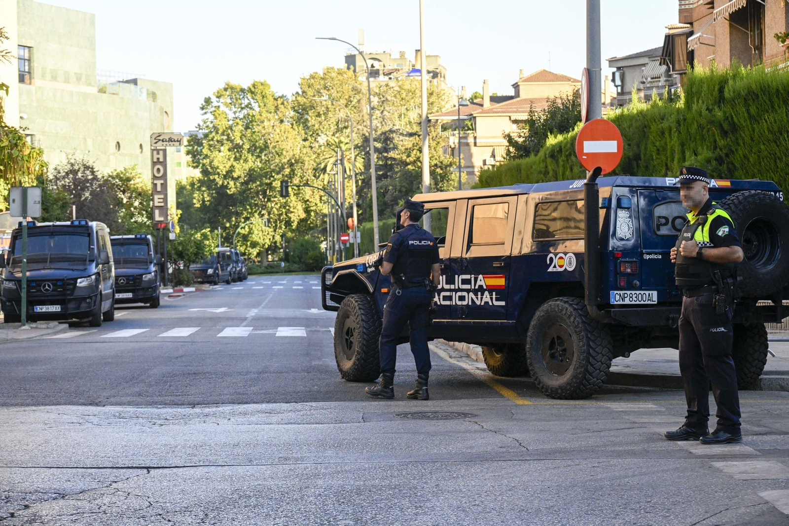 Agentes apostados junto al Saray. Agentes apostados junto al Saray.