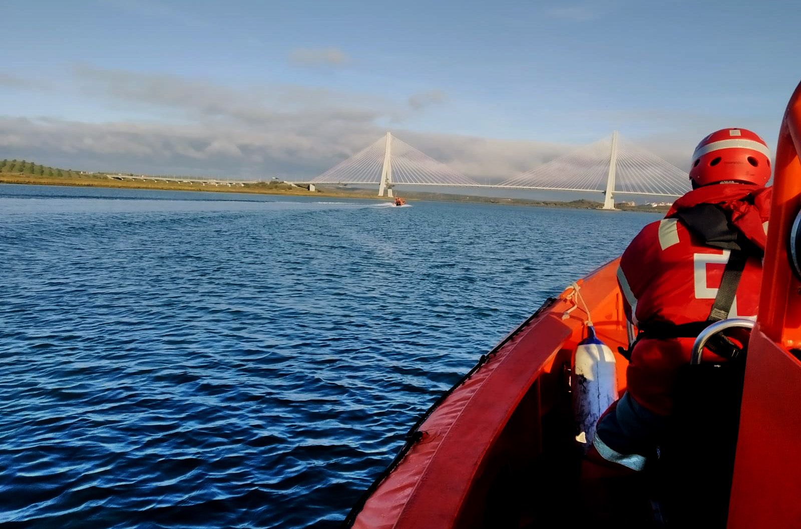 Un momento del rastreo, a primera hora de la mañana de este viernes, junto al Puente Internacional del Guadiana