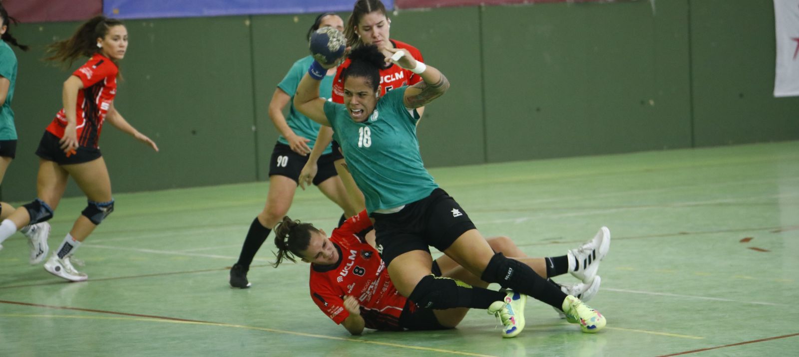 Ciris García intenta rematar ante la defensa de una rival.