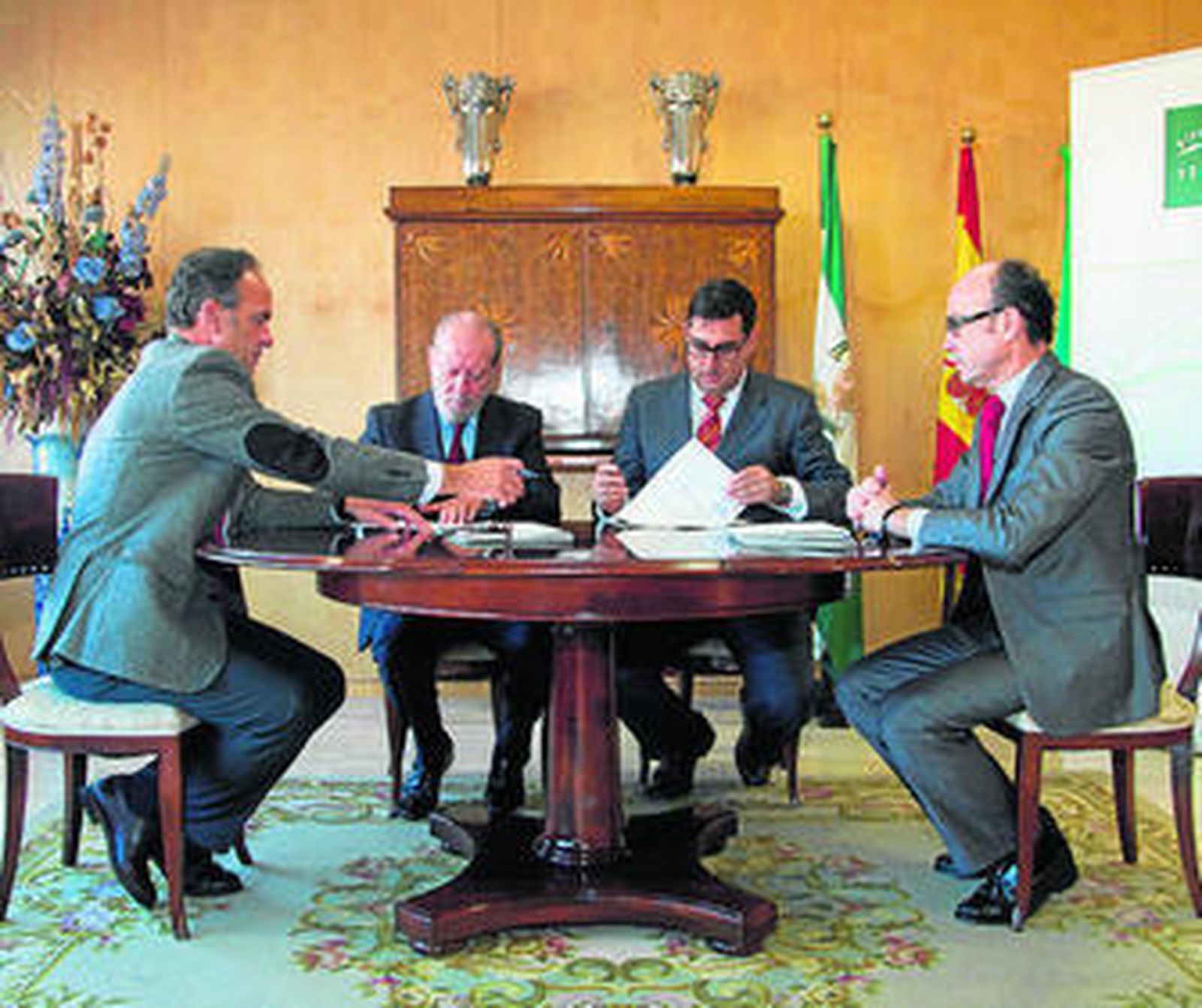 En la imagen, detalle de la firma del convenio.