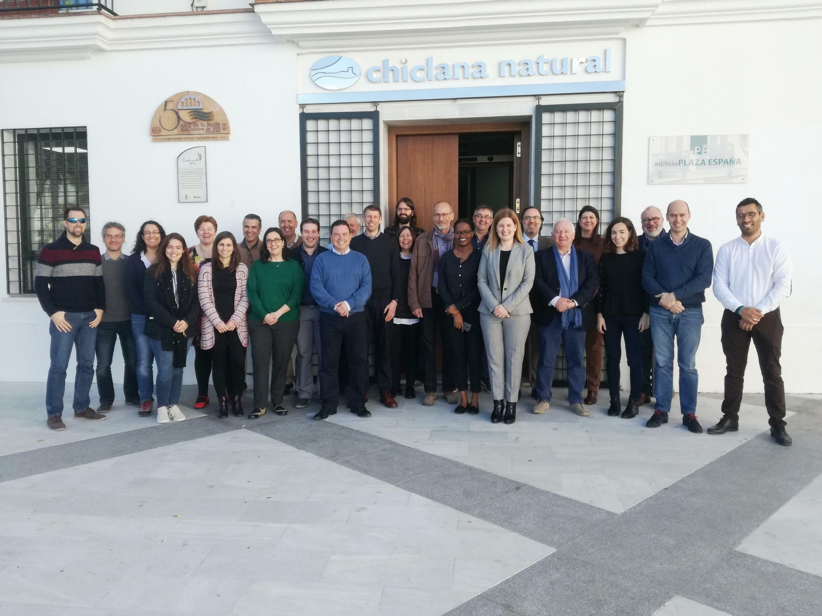 Foto de grupo frente al edificio de Chiclana Natural.