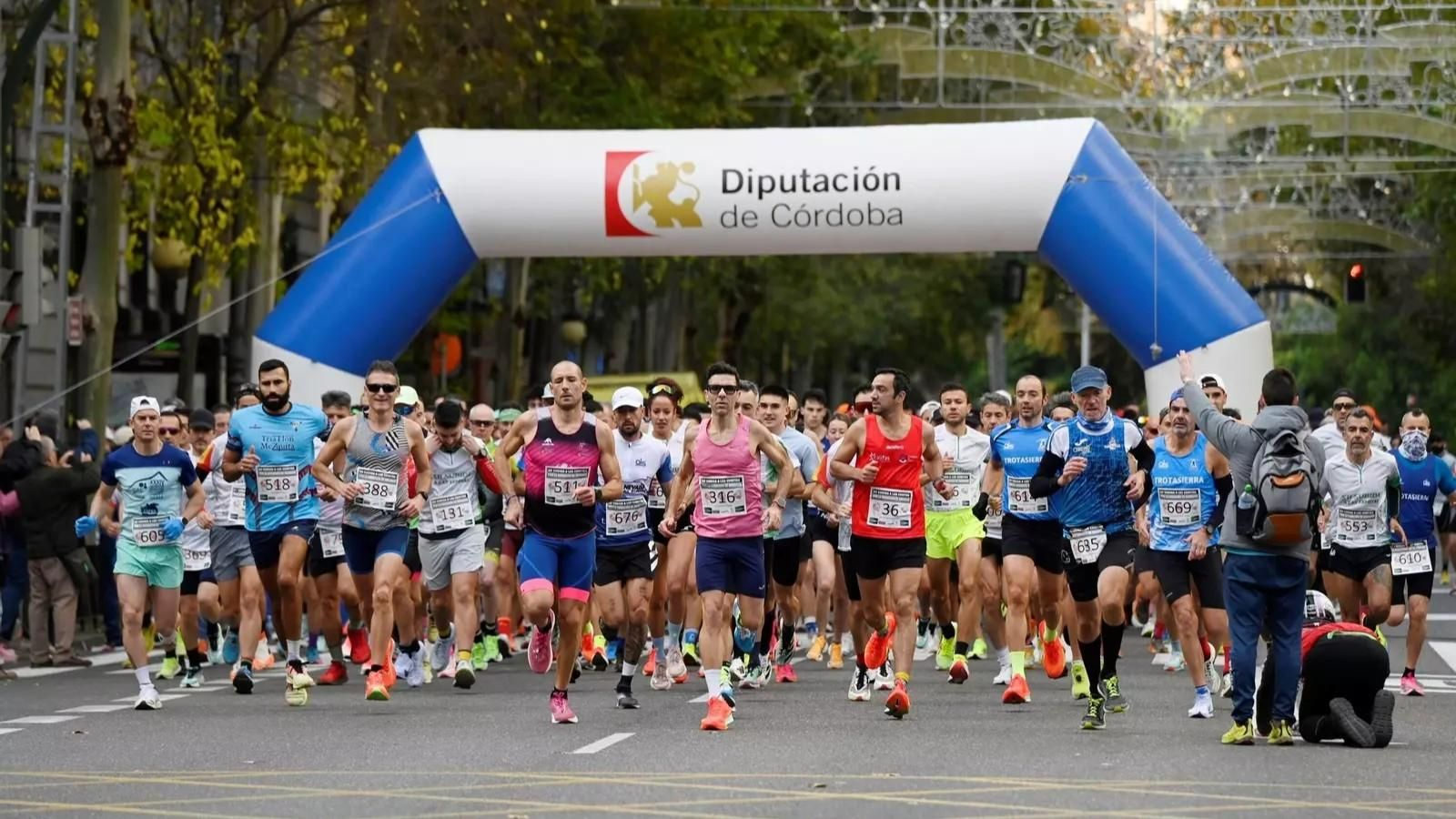 Los atletas, en el arranque de la prueba en Ronda de los Tejares.
