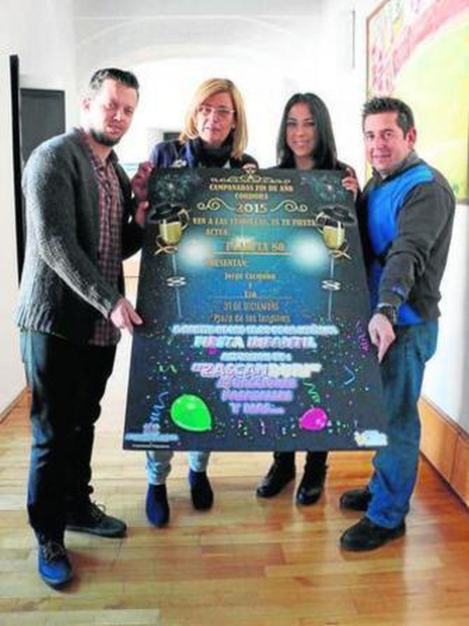 Un operario trabaja en la instalación del escenario en la plaza de las Tendillas.