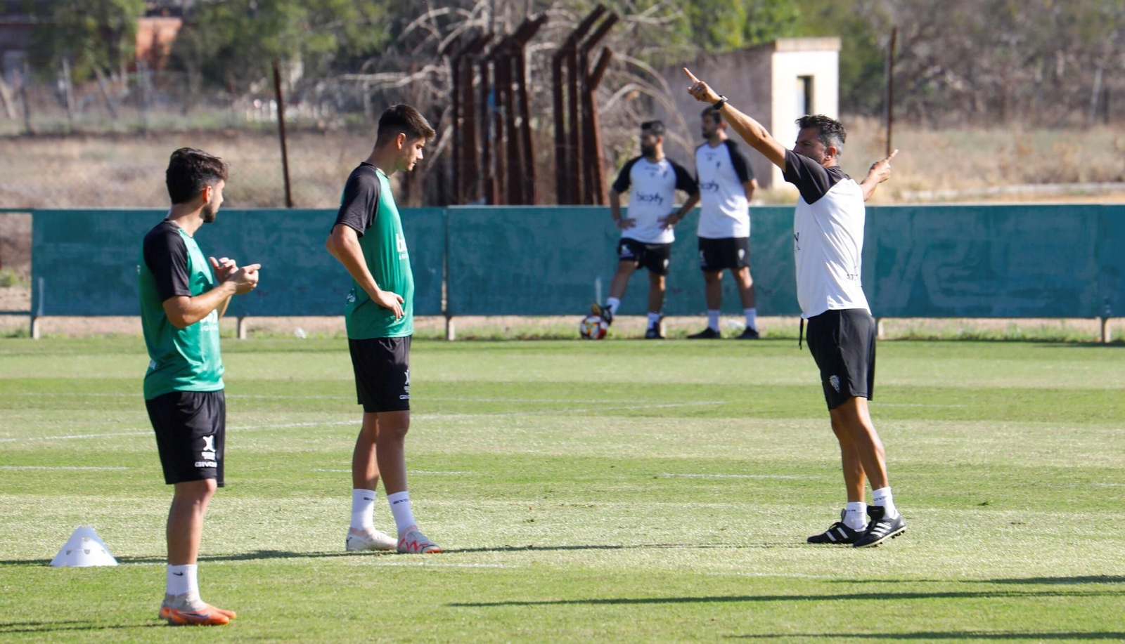 Iván Ania da órdenes durante un entrenamiento.