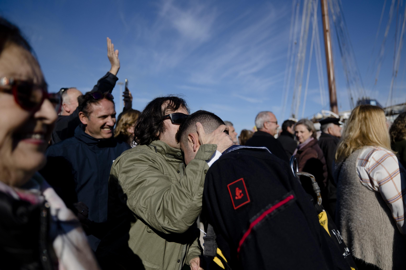 Las imágenes de la salida del buque  "Juan Sebastián de Elcano" del muelle de Cádiz.