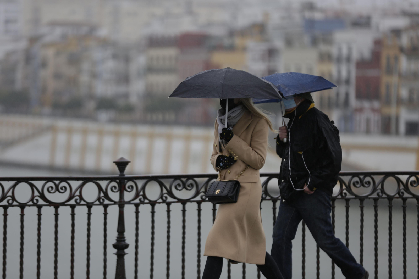 Dos personas caminan bajo la lluvia. Dos personas caminan bajo la lluvia.