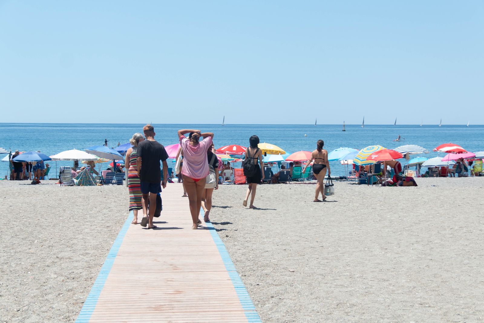¿Se cortará el agua de las duchas de la playa en la Costa de Granada por la sequía?