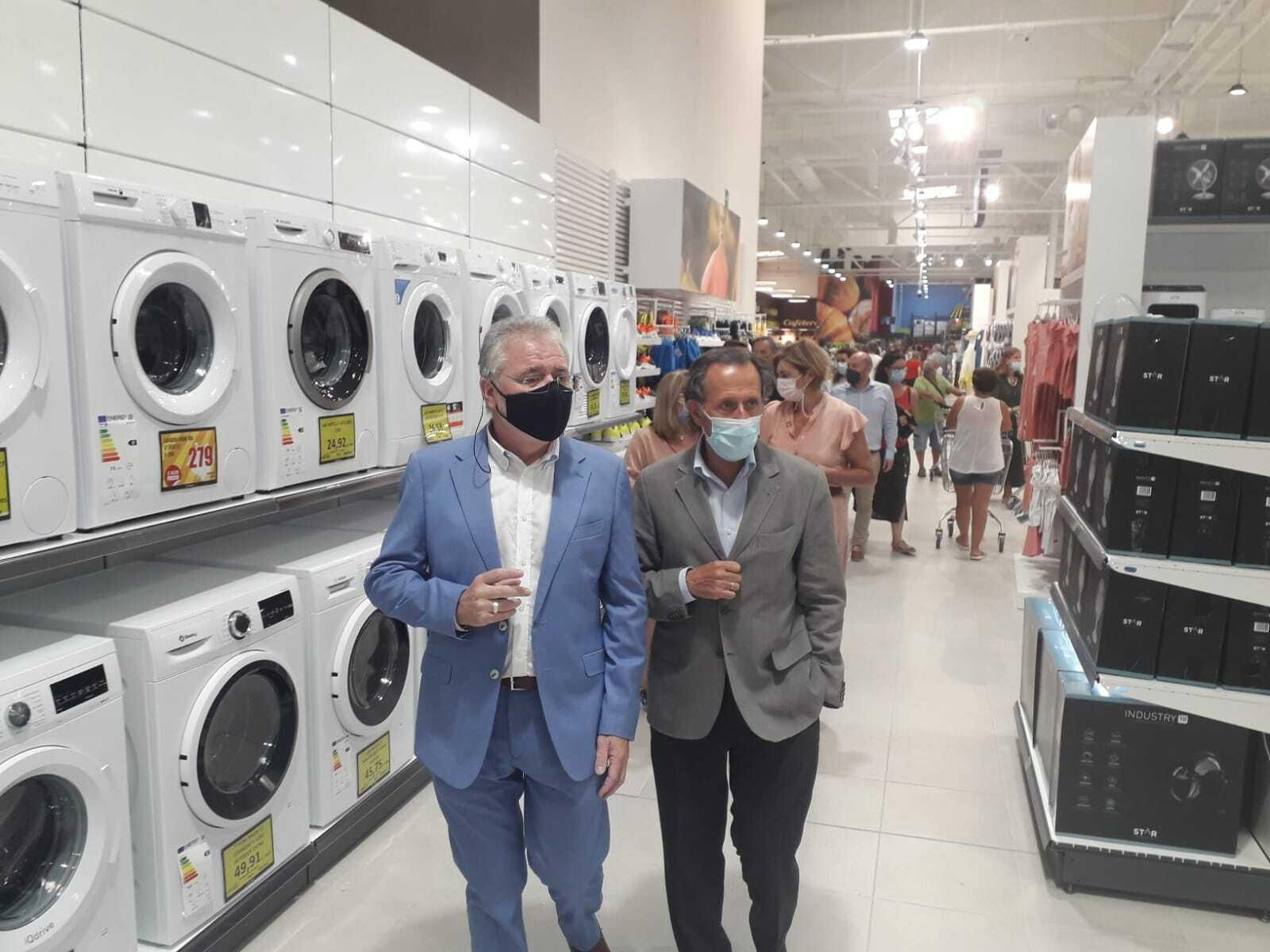 El alcalde y el director general de Family Cash, durante la inauguración del supermercado en la mañana de este jueves.