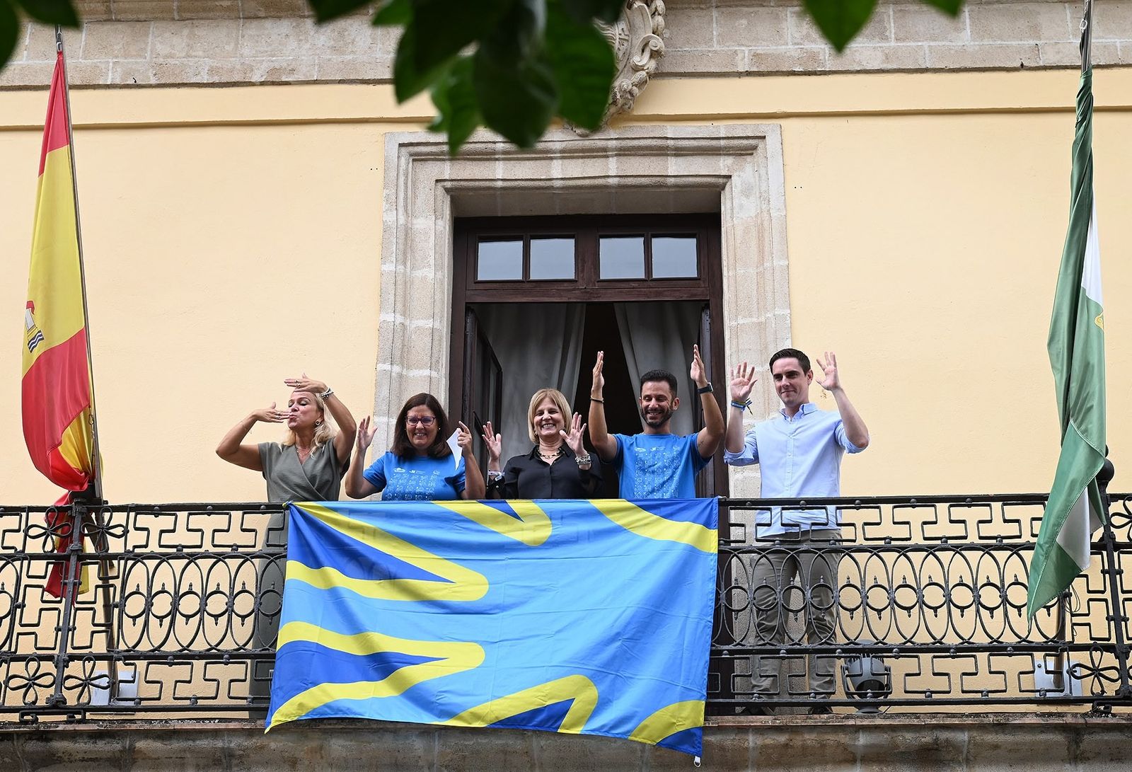 La bandera de Apesorje en el Ayuntamiento de Jerez por la Semana Internacional de las Personas Sordas