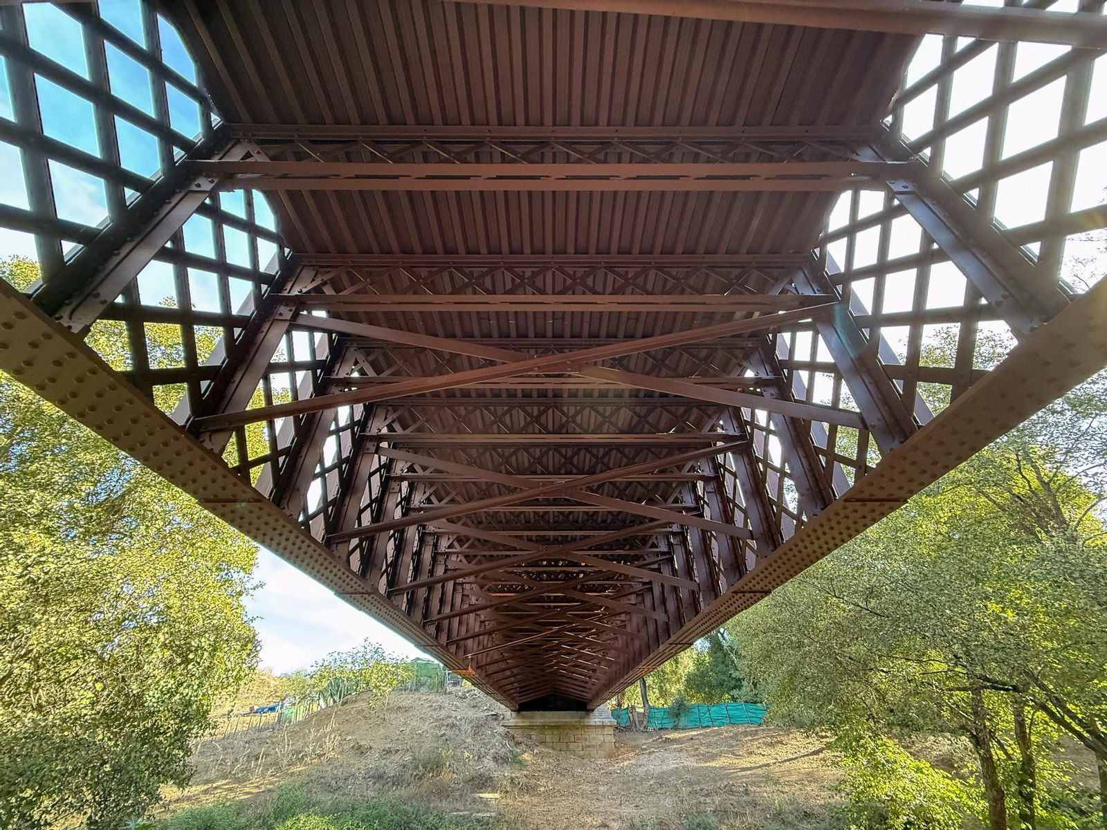 Fotos: El Puente de Hierro de Los Barrios recupera su esplendor tras una rehabilitación de 306.000 euros
