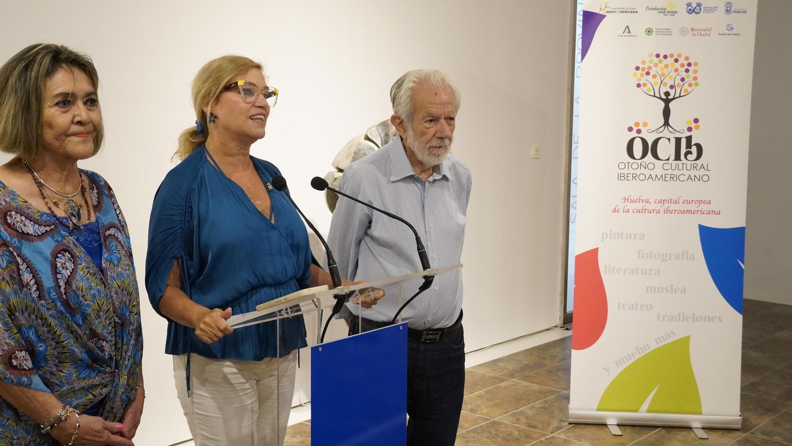 Patricia Larrea, Gracia Baquero y Jaime de Vicente en la inauguración de la exposición en la Sala de la Provincia.