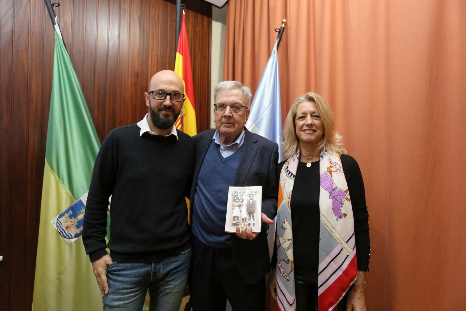 Elías Py, junto a sus presentadores en Safa San Luis.