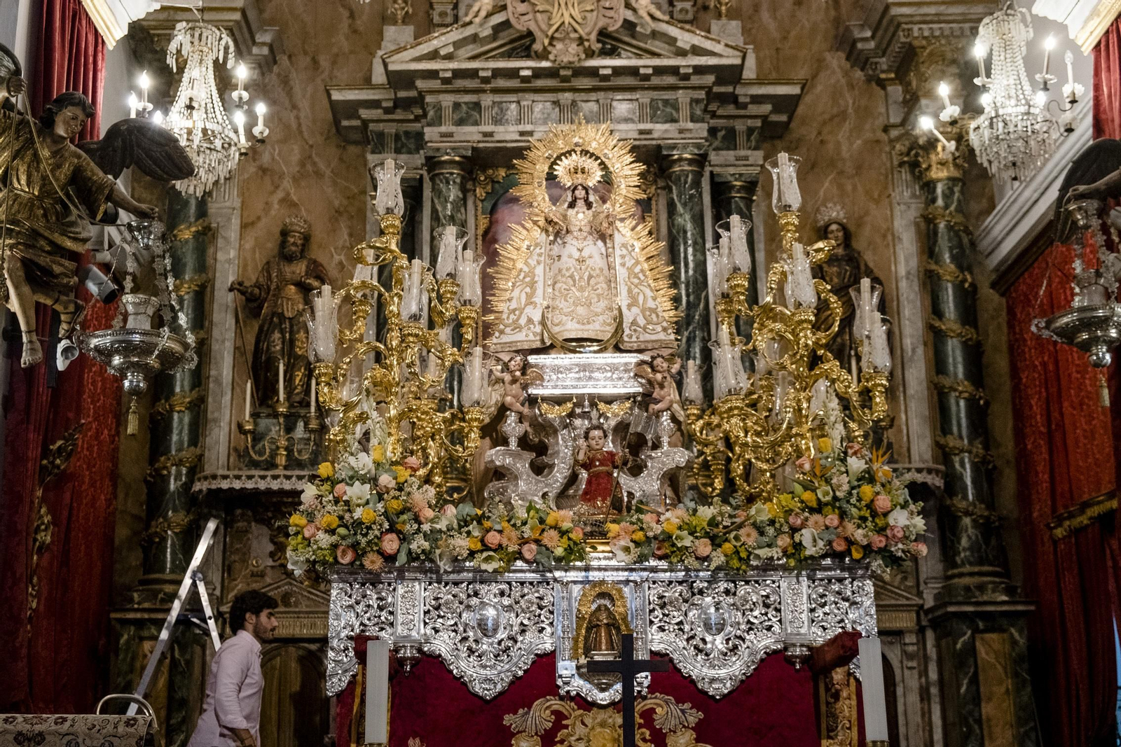 El paso de la Virgen de La Palma, preparado para su salida procesional.