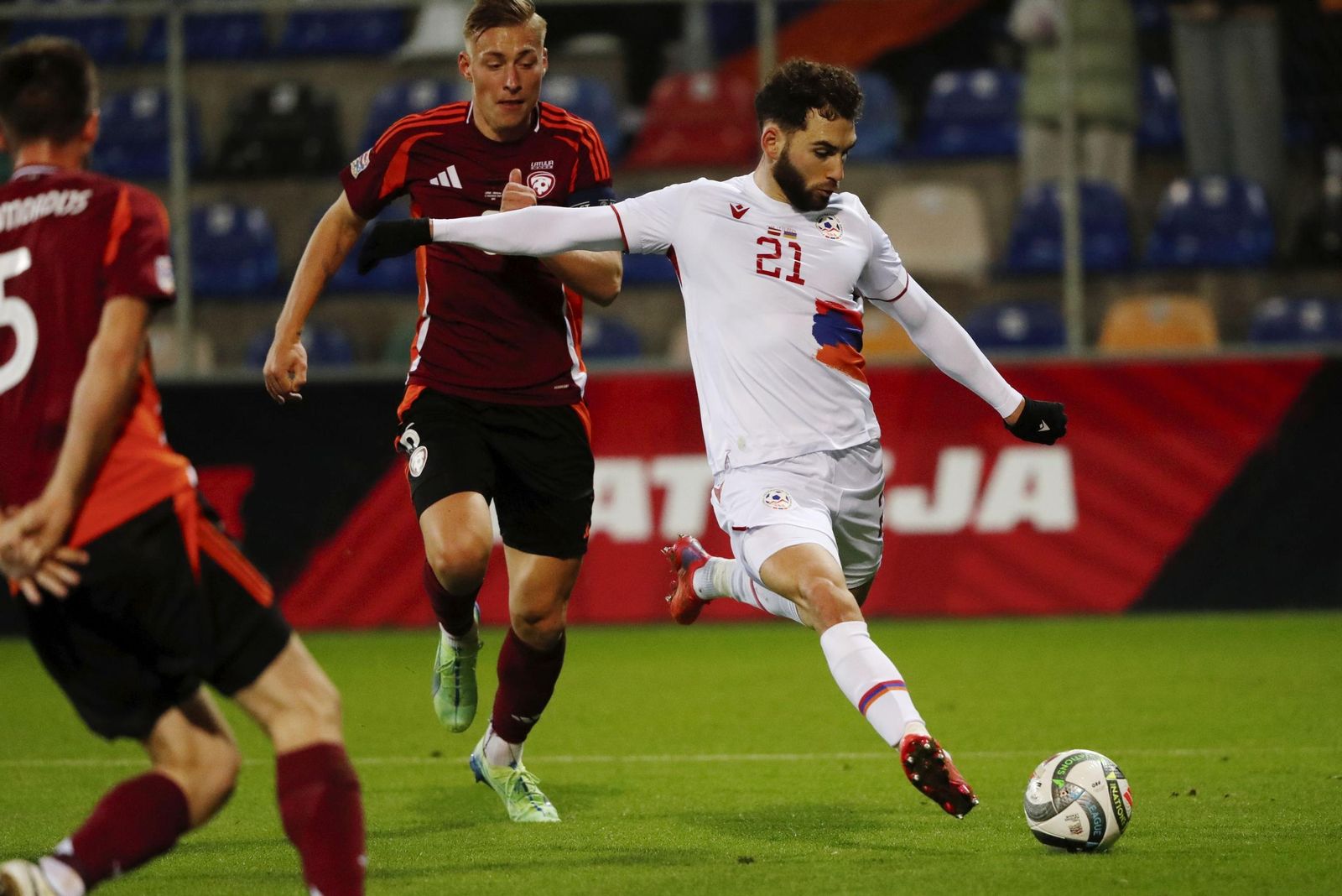 Tiknizyan ensaya el disparo con la izquierda en un partido de Armenia de la UEFA Nations League.