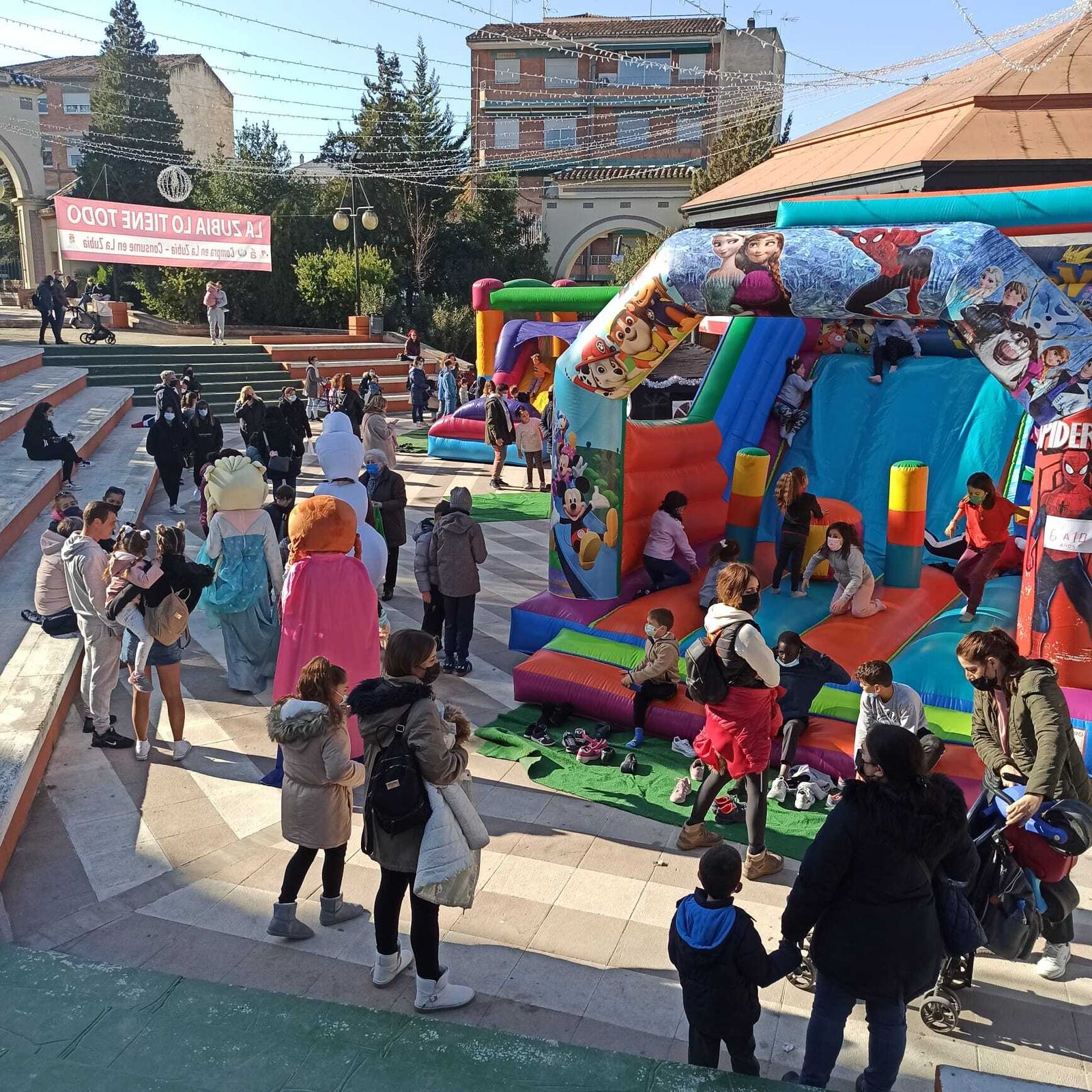 La Zubia organiza un mercado navideño de artesanas para animar a los vecinos a hacer sus compras en el comercio local